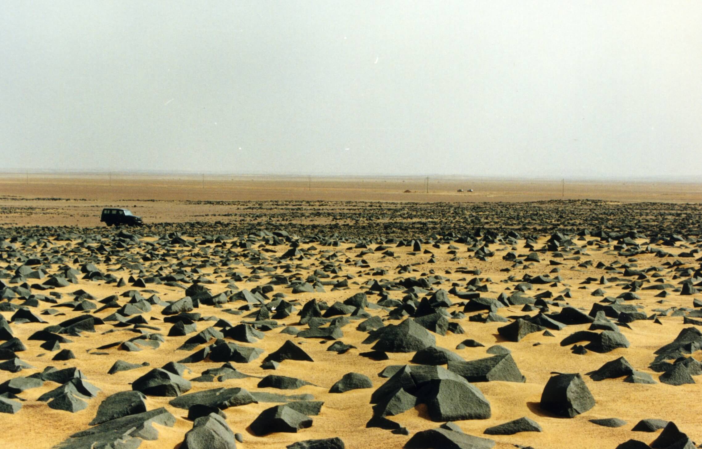 Basaltic rocks (ventifacts) in the desert at Wadi Ash-Shati, Libya. Foto: https://www.panoramio.com/photo/24409003, Wikimedia Commons