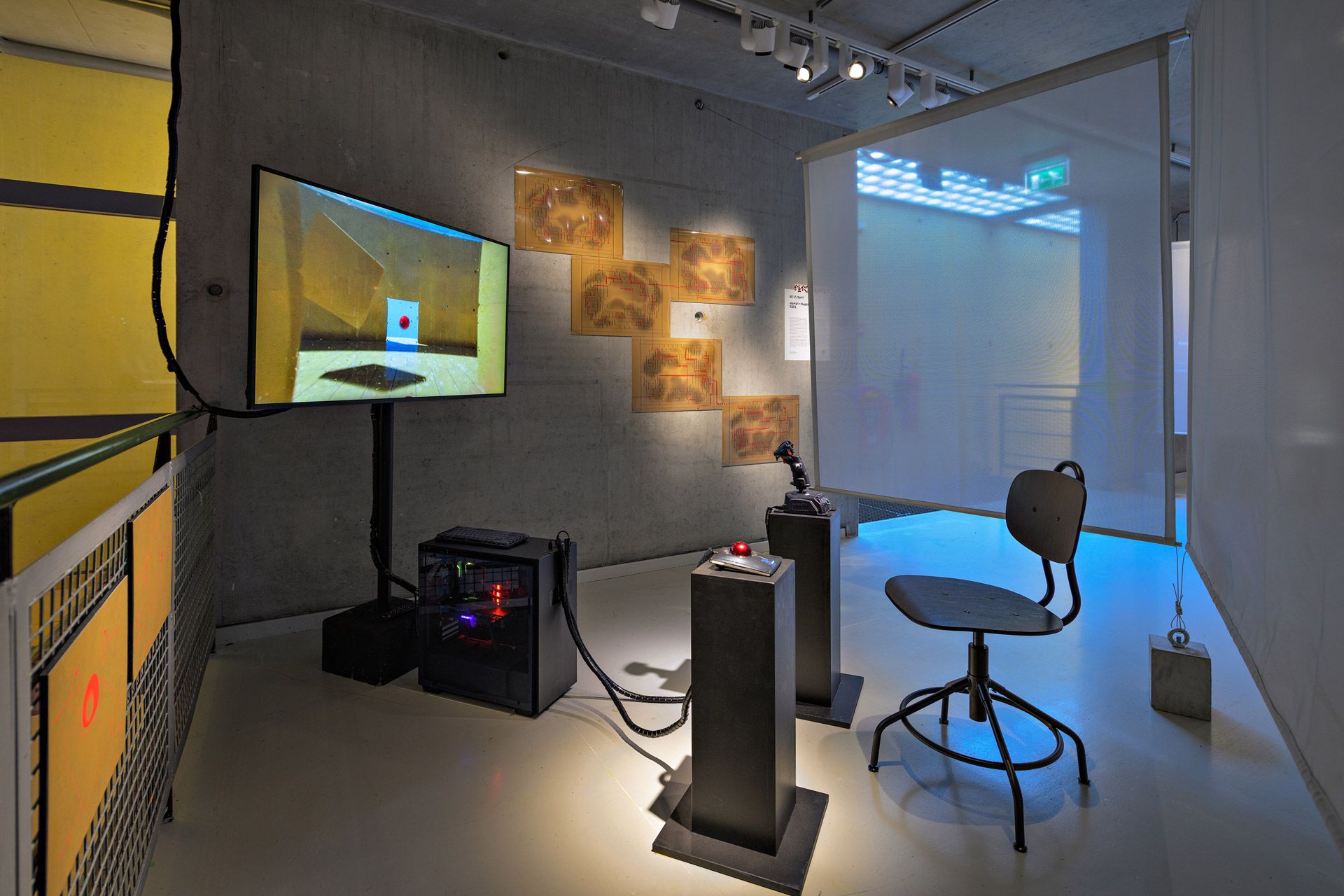 Opstelling van Homā's Phantom met projectie en bedieningsconsole