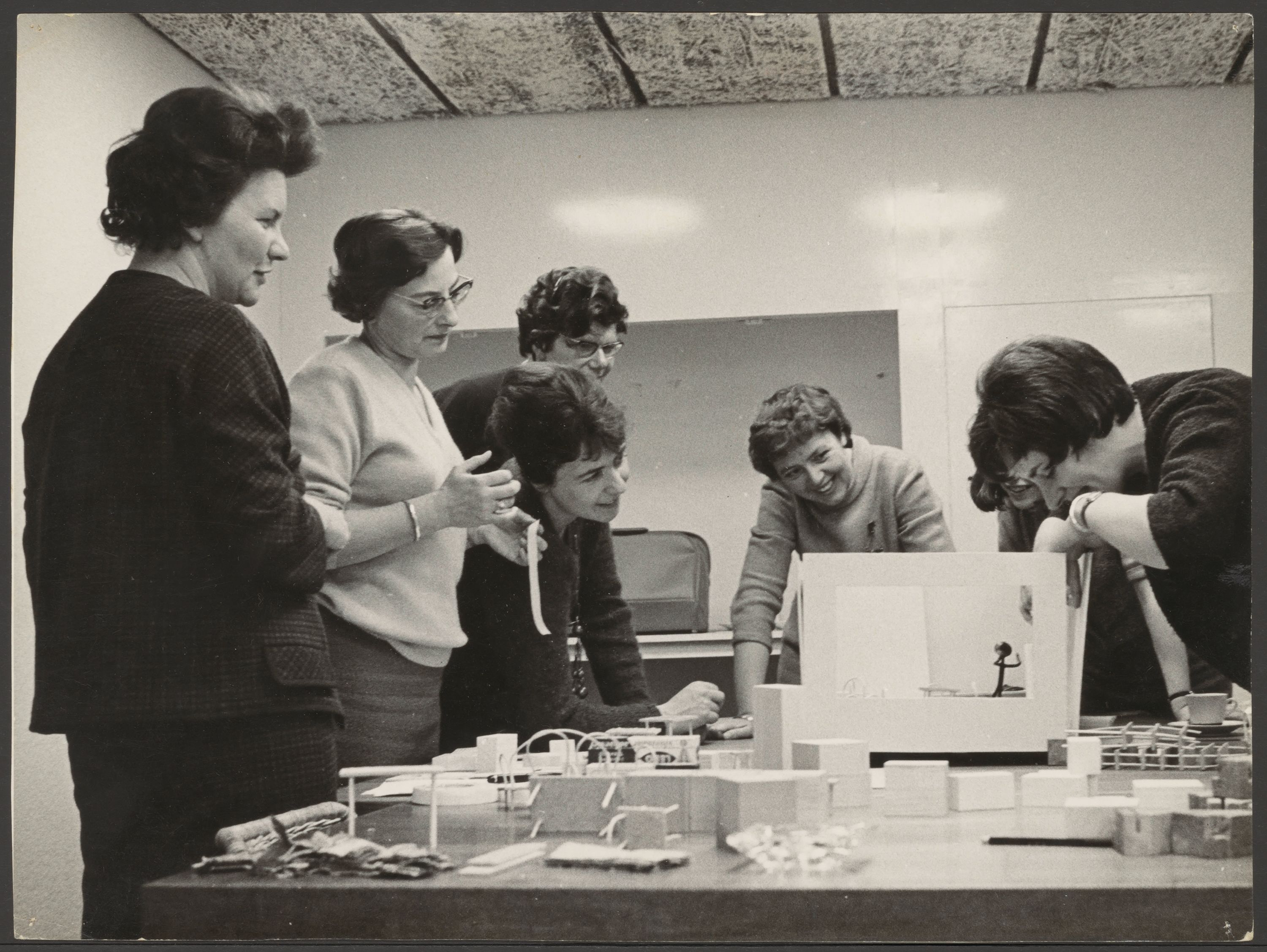 Bijeenkomst Goed Wonen, met links Cora Nicolaï-Chaillet, ca. 1954-1970, zwart-witfoto