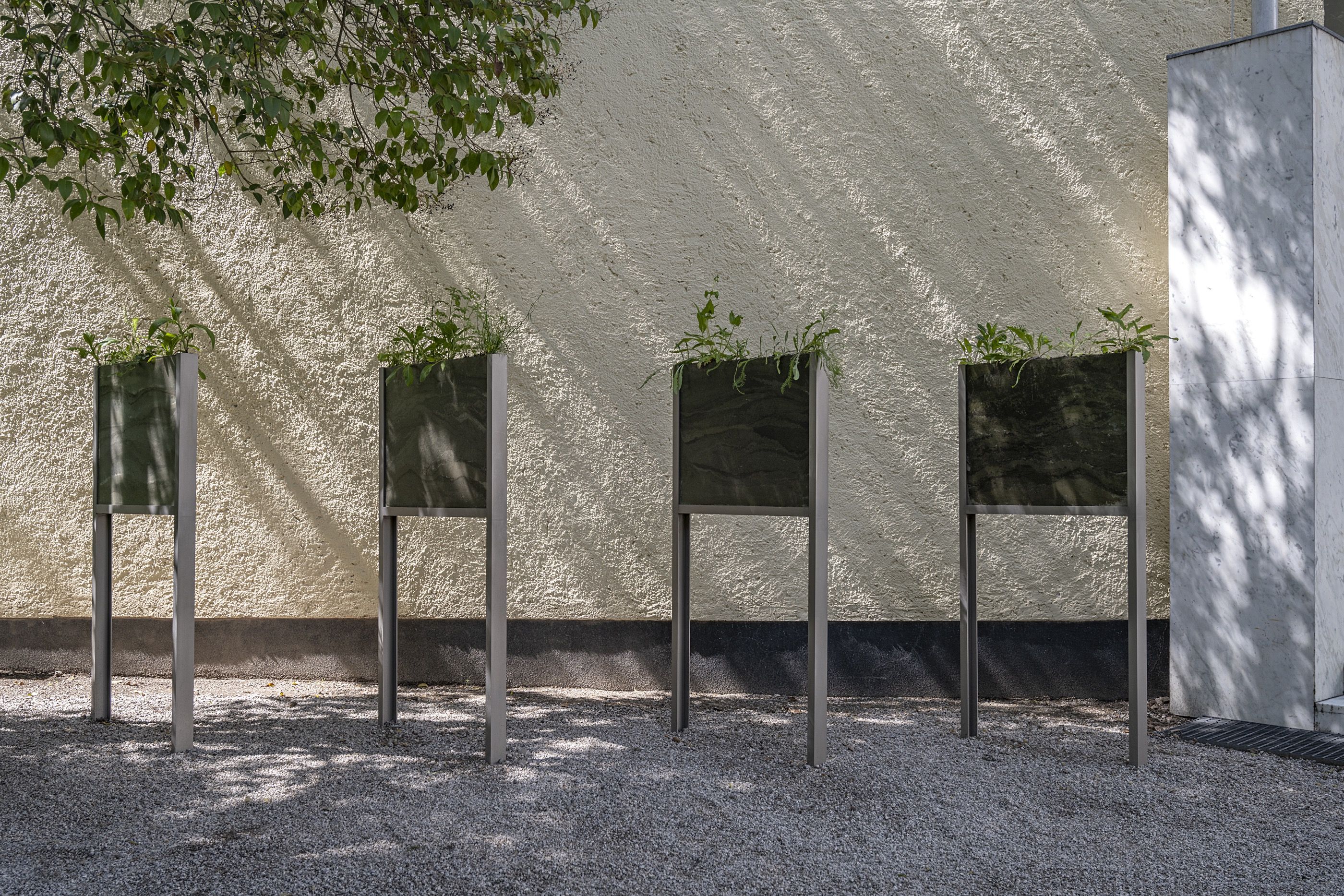 Rhizotronen met zichtbare bodem en wortelstelsels bij het Nederlandse paviljoen